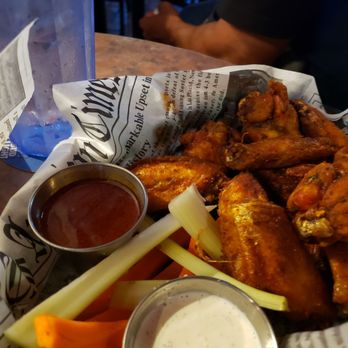 Diamonds Bar & Grill - Chicken wings - New American Near Me - Kihei, Hawaii