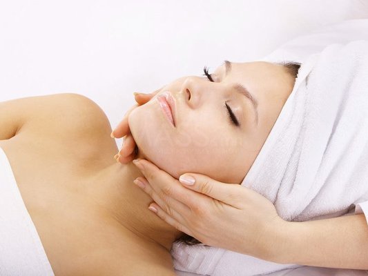 Signature Facials - One U Signature Facial utilizes the most medically advanced products available. This facial increases collagen and elastic tissue, stimulates cellular regeneration, improves circulation, and enhances free radical-absorption...all while nourishing and hydrating the skin. Includes face, neck, décolleté, and hand/arm massage. This treatment will start you on the way to healthy, beautiful and youthful skin.