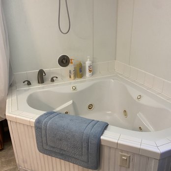 A Bed of Roses - The bathtub/shower - Bed & Breakfast Near Me - Oakhurst, California A Bed of Roses - The bathtub/shower - Bed & Breakfast Near Me - Oakhurst, California