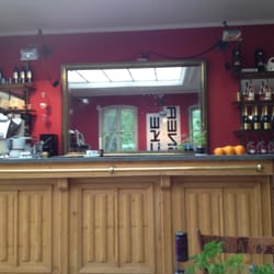 Von und Zu - Der Tresen im Eingangsbereich aus dem Blickwinkel eines der "Bistro"tische