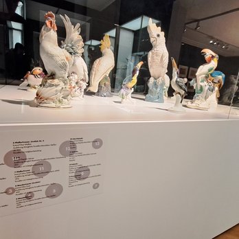 Bröhan-Museum - Aktuell wechseln sich im Erdgeschoss Themenräume mit Schaudepot-Bereichen ab - Museums Near Me - Berlin, BE