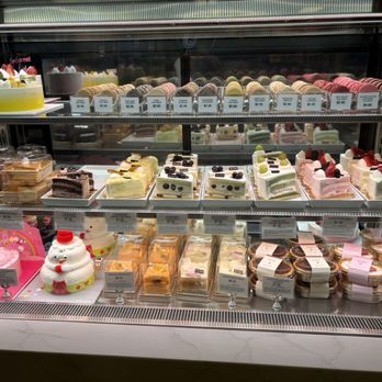Tous les Jours - cake case - Bakeries Near Me - Honolulu, Hawaii Tous les Jours - cake case - Bakeries Near Me - Honolulu, Hawaii