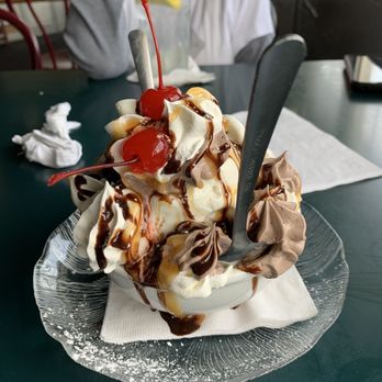 Black Pelican - Apple Crisp with ice cream - Seafood Near Me - Kitty Hawk, North Carolina