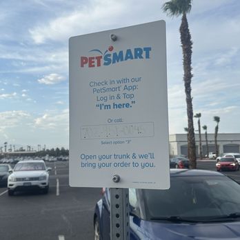 PetSmart - Close up of sign for curbside pickup - Pet Groomers Near Me - Las Vegas, Nevada PetSmart - Close up of sign for curbside pickup - Pet Groomers Near Me - Las Vegas, Nevada