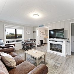 Getaway Oceanfront Lodging - Living area unit 5