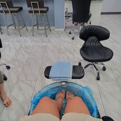 D Nail Bar - Feet in bowl