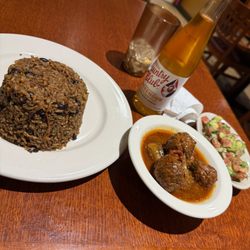 El Dorado Spanish Food - Moro Negro con Albondigas Y ensalada de tomate con cilantro y aguacate y por supuesto un merengue