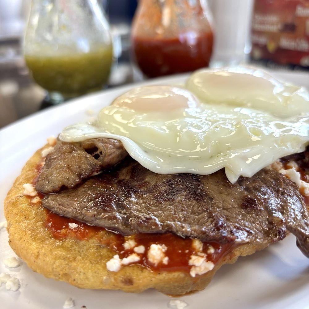 Huarache combinado de Huevo con Asada Huarache combinado de Huevo con Asada
