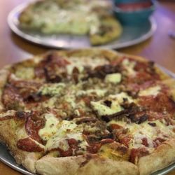 Gypsy Joynt - Casanova pizza and pesto cheesy bread