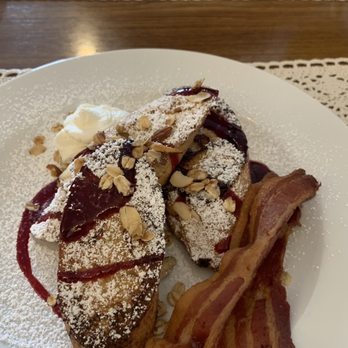 The Babcock House - French toast and bacon - Bed & Breakfast Near Me - Appomattox, Virginia