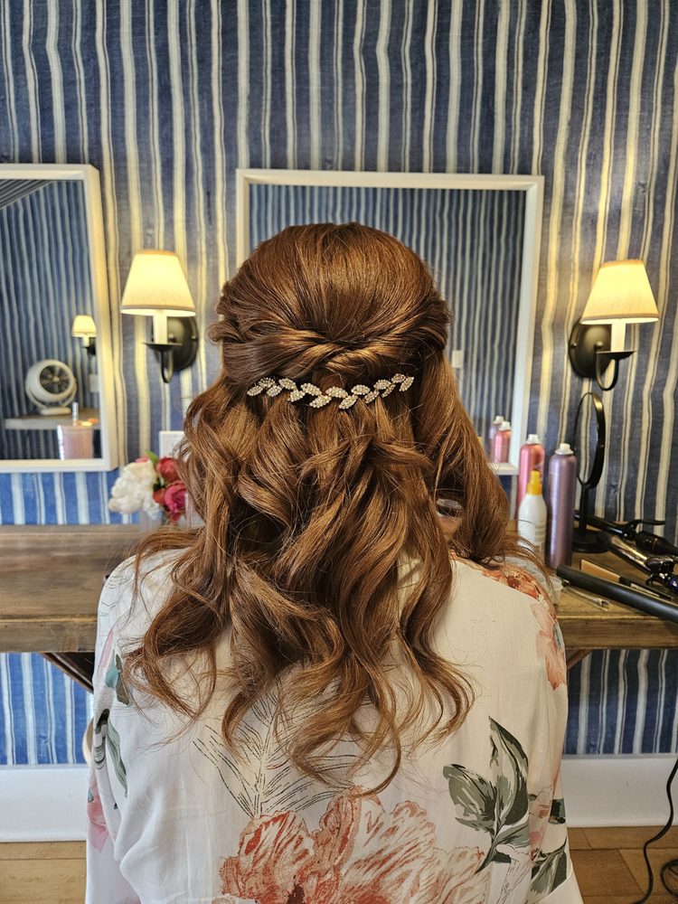 Ambers On Location Wedding Hair & Makeup Logo