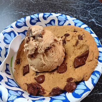 Rick's Ice Cream - 2/16/2025.  Chocolate chip cookie a la mode with mocha almond fudge ice cream, 2/5 stars - Ice Cream & Frozen Yogurt Near Me - Palo Alto, California