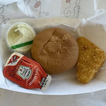 Lucky Louie Fish Shack - Bacon, egg, and cheese gluten free breakfast sandwich, hash brown, garlic aioli and ketchup - Fish & Chips Near Me - Seattle, Washington