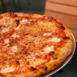 Fentonelli's Pizzeria and Bar - Cheese pizza