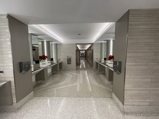 LaGuardia Airport/Terminal B by null