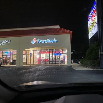 Domino's Pizza - the outside of a restaurant at night - Pizza Near Me - Longwood, Florida