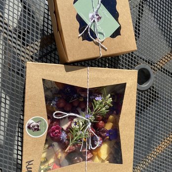 Cheese Please Cheeseboards & Charcuterie - Medium board and crackers - Food Delivery Services Near Me