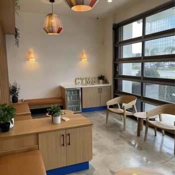 Modern Animal Costa Mesa - Waiting area - Veterinarians Near Me - Costa Mesa, California Modern Animal Costa Mesa - Waiting area - Veterinarians Near Me - Costa Mesa, California