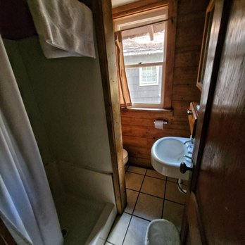 Union Creek Resort - 05.25.21 - Cabin 5 Bathroom - Resorts Near Me - Prospect, Oregon