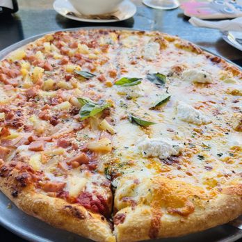 Oscar's Grill - Half Hawaiian pizza and half Five cheeses pizza. - Pizza Near Me - Isla Mujeres, ROO Oscar's Grill - Half Hawaiian pizza and half Five cheeses pizza. - Pizza Near Me - Isla Mujeres, ROO