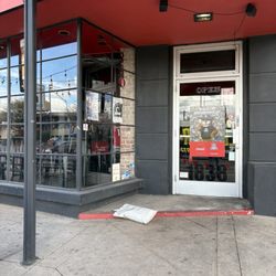 Momo's - Outside is rather unassuming.