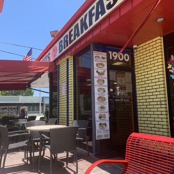 Dandee Donut Factory - Outside view - Donuts Near Me - Pompano Beach, Florida