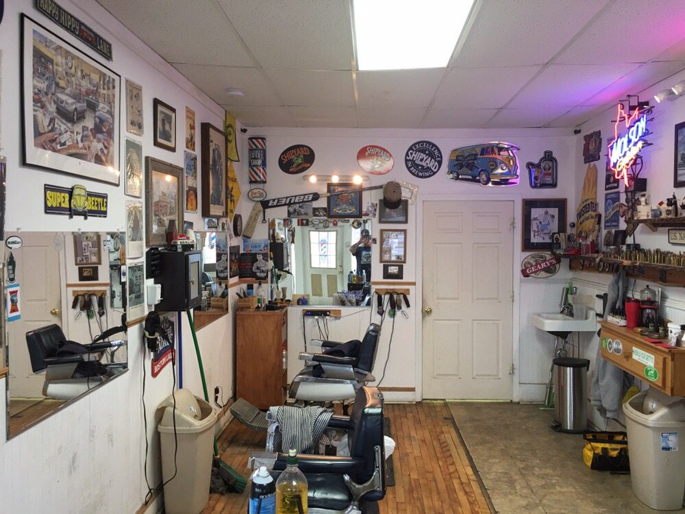 Gus's Barber Shop Logo