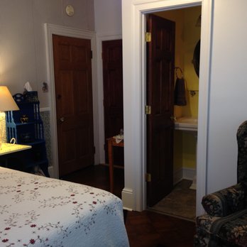 Red Lion - Spring Room en suite bathroom - Bed & Breakfast Near Me - Red Lion, Pennsylvania Red Lion - Spring Room en suite bathroom - Bed & Breakfast Near Me - Red Lion, Pennsylvania