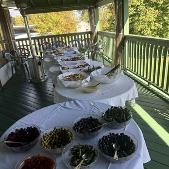 Auberge Baker - Salad bar - French Near Me - Château-Richer, Quebec