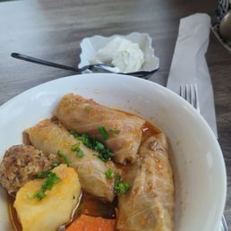 Stuffed cabbage (goluptsi)