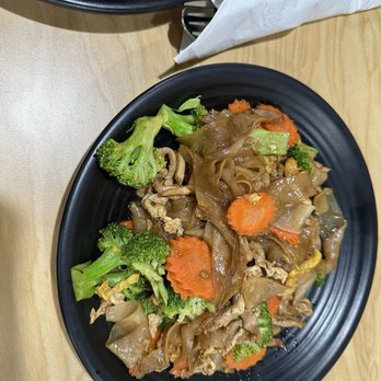 Thai Wok & Cafe - Pad see ew - Thai Near Me - Fresno, California Thai Wok & Cafe - Pad see ew - Thai Near Me - Fresno, California
