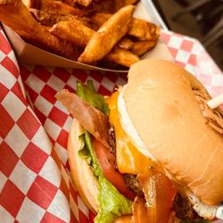 Burly Burger - Burger with fried egg, bacon and cheese