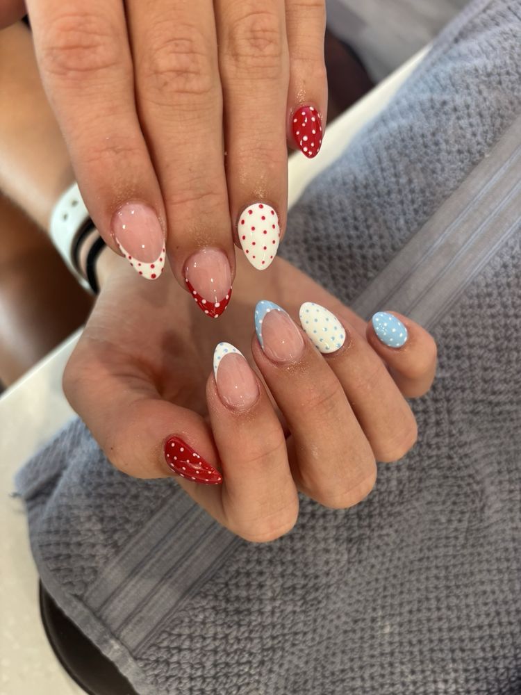 LT Nails Logo