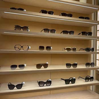 Louis Vuitton Honolulu Gump's Building - Sunglasses - Leather Goods Near Me - Honolulu, Hawaii