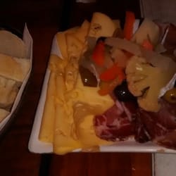 Pase Propiedad Privada - Picada con pieles y pan caseo
