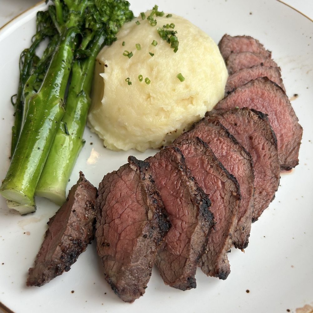 6oz tenderloin with mash and veggies (2nd attempt after 1st one overcooked) 6oz tenderloin with mash and veggies (2nd attempt after 1st one overcooked)