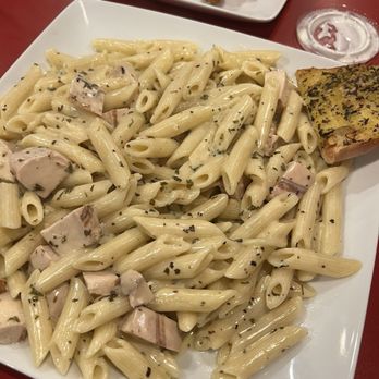 Jersey's Pizza - Murrieta - Chicken Alfredo with Penne Meh chicken in this was juicy and delicious the garlic bread was bomb - Italian Near Me - Murrieta, California Jersey's Pizza - Murrieta - Chicken Alfredo with Penne Meh chicken in this was juicy and delicious the garlic bread was bomb - Italian Near Me - Murrieta, California
