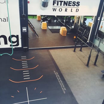 Fitness World - Set fra oven, del af crosstraining område, dips stativ og optegninger hvor man kan træne hurtighed. - Gyms Near Me - Dyssegård, 84