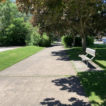 Dahl Playfield - Benches to sit and rest along the walkway. - Parks Near Me - Seattle, Washington