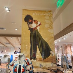 Free People - Been here for 10 minutes have yet to be GREETED!