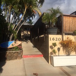 Maui Guest House - Front walkway