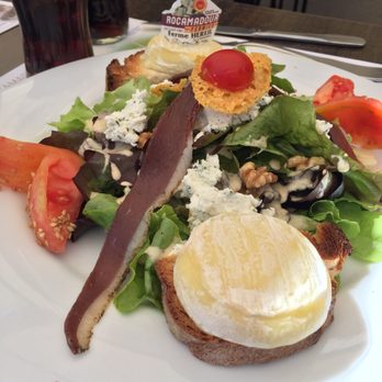 La Table du Curé - Duck Salad - French Near Me - Rocamadour, 46 La Table du Curé - Duck Salad - French Near Me - Rocamadour, 46