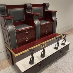 Moises Alfaro Shoe Shine & Repair - Empty station with no sign @ 1440 on. Tuesday.