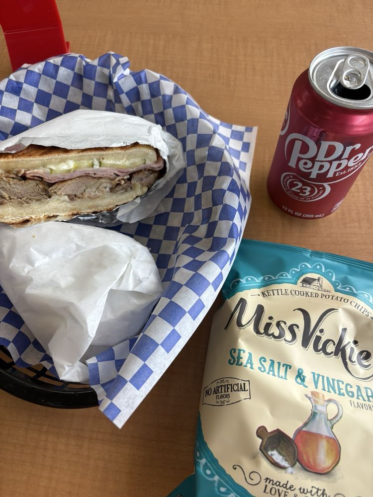 The Wild Grain Cafe Logo