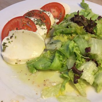 Salm Bräu - mozzarella tomato salad. - Breweries Near Me - Vienna, 9 Salm Bräu - mozzarella tomato salad. - Breweries Near Me - Vienna, 9
