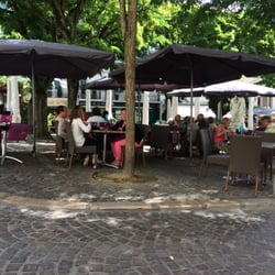 Au Café Chaud