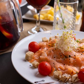 Micu Maku - Ensalada de Salmon - Arroceria / Paella Near Me - Barcelona, B Micu Maku - Ensalada de Salmon - Arroceria / Paella Near Me - Barcelona, B