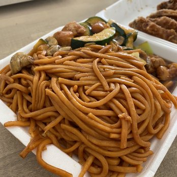 Chinatown Kitchen - Lo House Chow Mein Mushroom chicken - Chinese Near Me - Paramount, California Chinatown Kitchen - Lo House Chow Mein Mushroom chicken - Chinese Near Me - Paramount, California