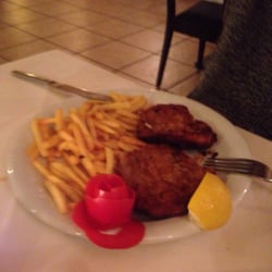 Vis a Vis - Schnitzel mit Pommes frites. Kommt mit Salat!