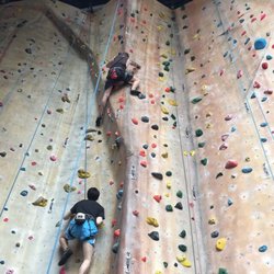 Hardrock Climbing - Round the corner climbs with a deadpool chalk bag